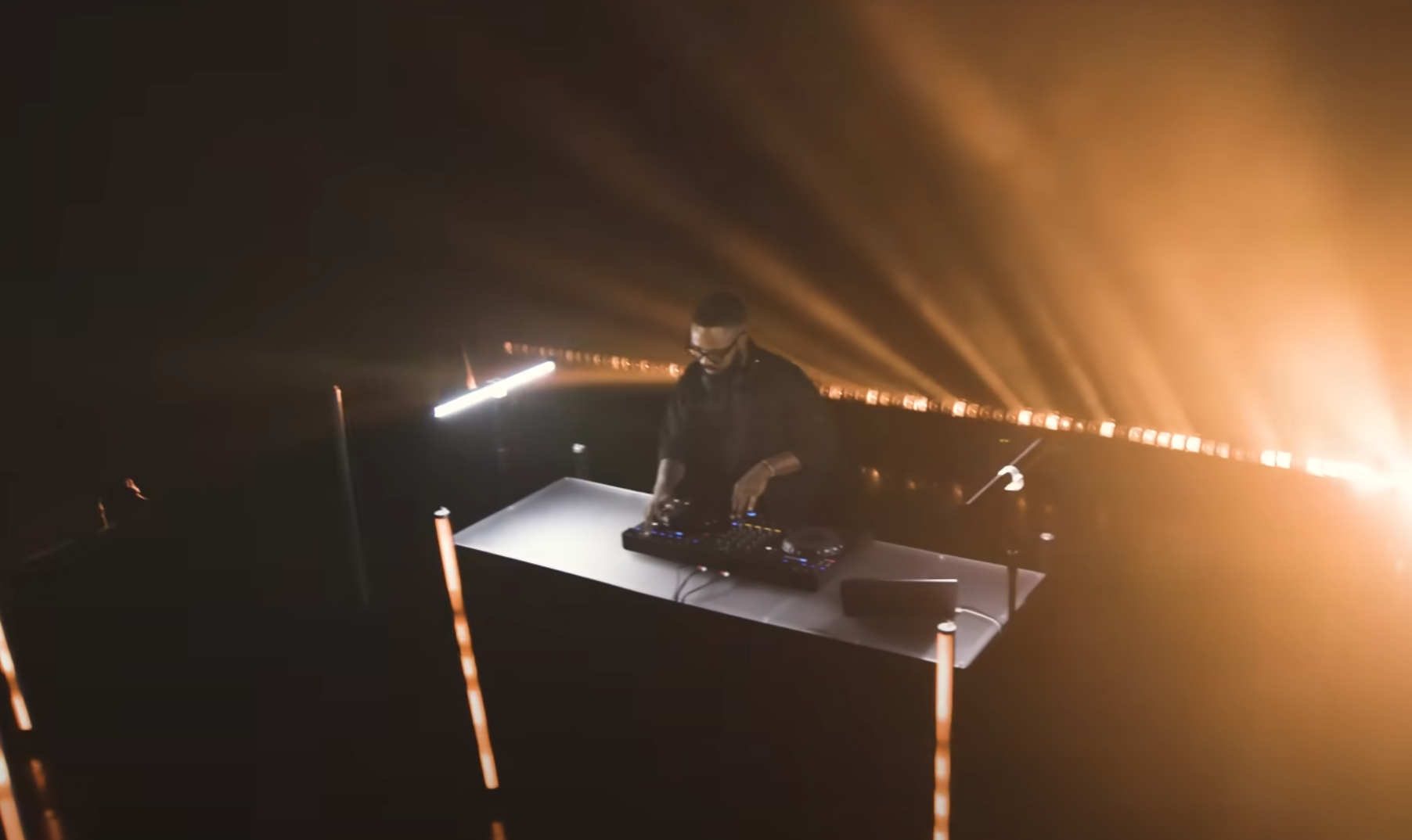 AlphaTheta 4-kanałowy kontroler DJ: DDJ-GRV6