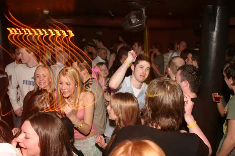 klub era 2000 ludzie taniec