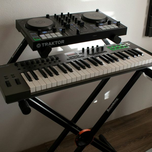 Kontroler MIDI i konsola DJ w domowym studiu muzycznym