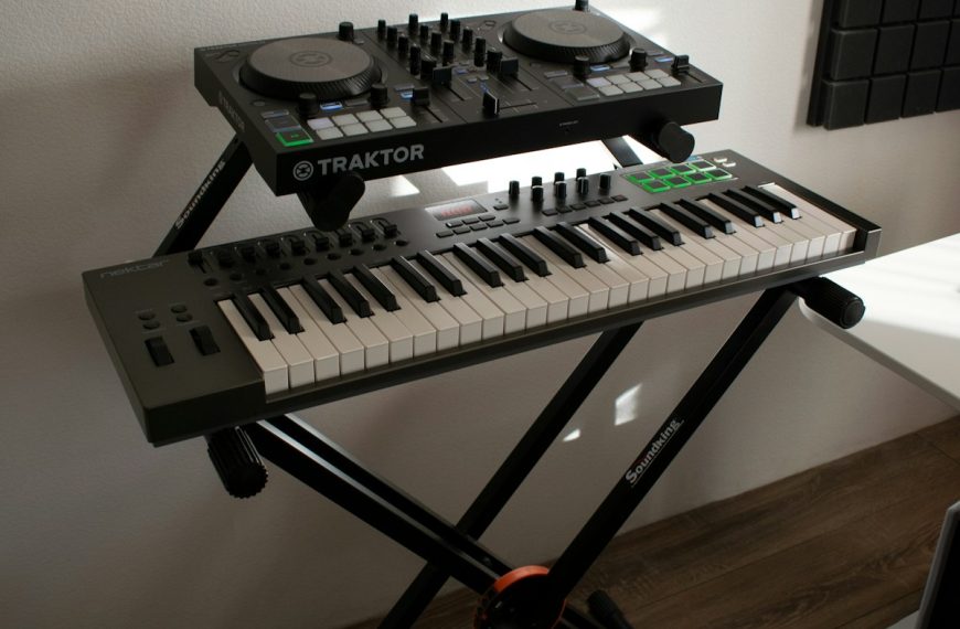 Kontroler MIDI i konsola DJ w domowym studiu muzycznym