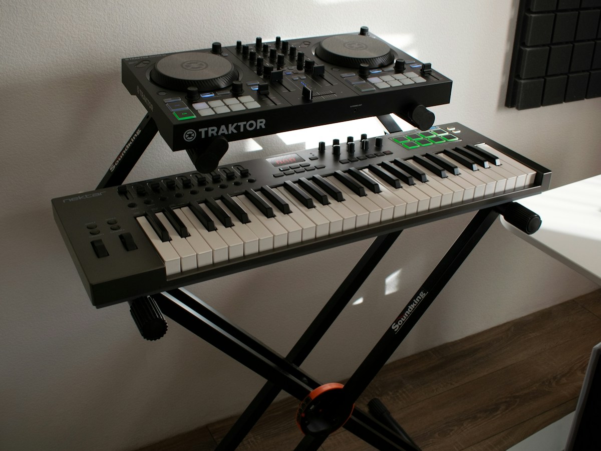 Kontroler MIDI i konsola DJ w domowym studiu muzycznym