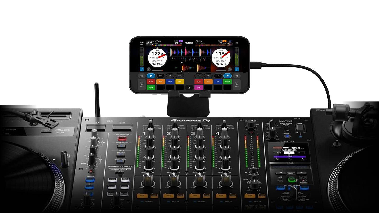 iPhone z Serato DJ for iOS nad mikserem Pioneer DJ i dwoma gramofonami