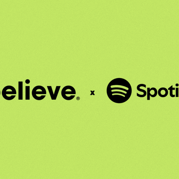 Logotypy Believe i Spotify na zielonym tle, grafika oficjalnego komunikatu o remiksach AI
