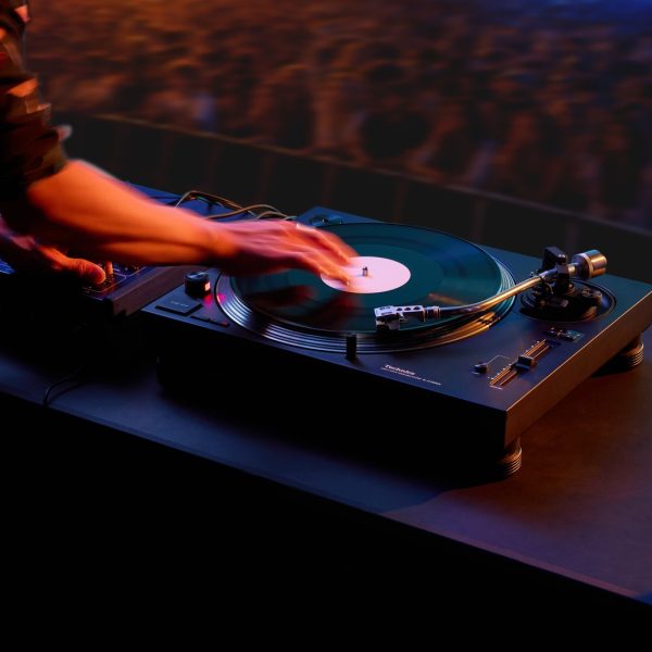 Gramofon Technics SL-1210MKX podczas scratchu w niebiesko-pomarańczowym świetle
