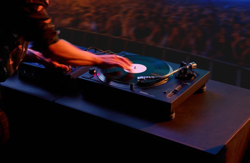 Gramofon Technics SL-1210MKX podczas scratchu w niebiesko-pomarańczowym świetle