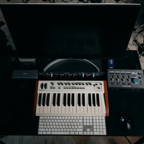 Syntezator i sprzęt do produkcji muzyki w domowym studiu