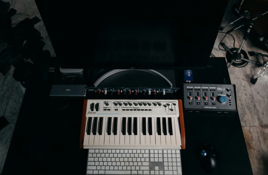 Syntezator i sprzęt do produkcji muzyki w domowym studiu