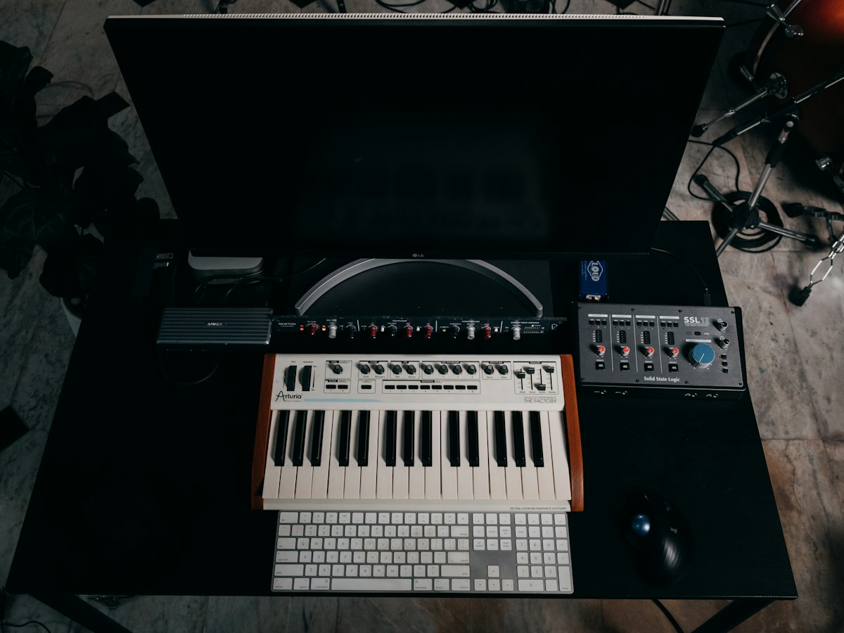 Syntezator i sprzęt do produkcji muzyki w domowym studiu