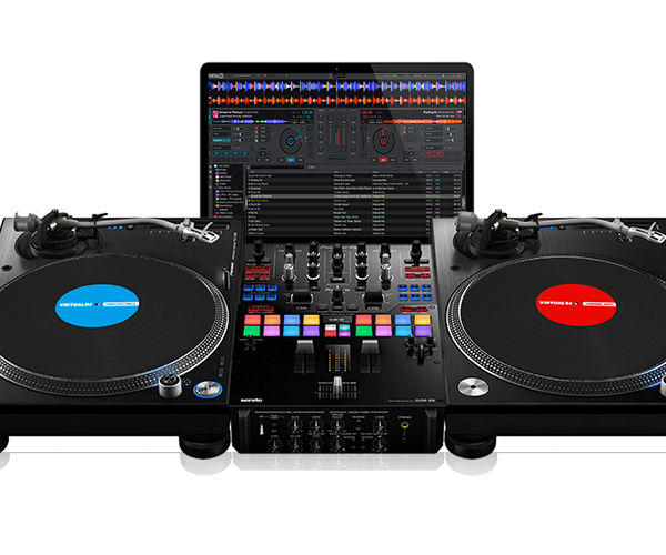 Laptop z VirtualDJ pomiędzy dwoma gramofonami i mikserem DJ-skim – oficjalne zdjęcie Atomix
