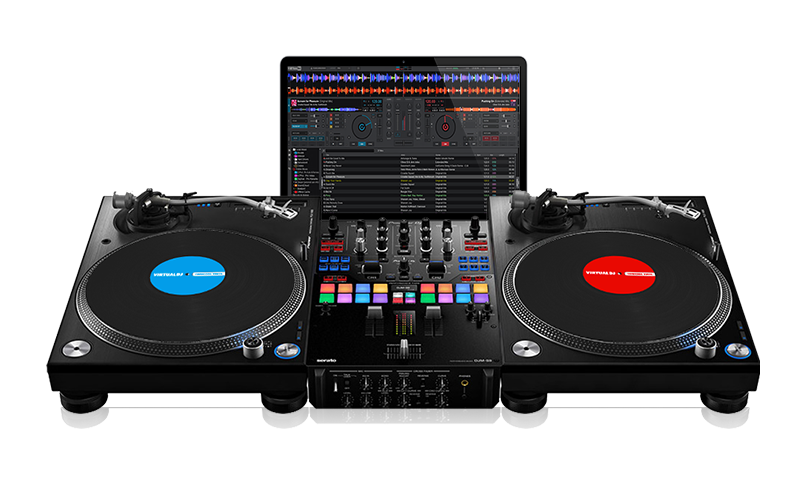 Laptop z VirtualDJ pomiędzy dwoma gramofonami i mikserem DJ-skim – oficjalne zdjęcie Atomix